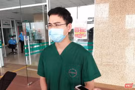 BS. Phạm Văn Phúc - Khoa Hồi sức tích cực, Bệnh viện Bệnh Nhiệt đới Trung ương (Ảnh - Minh Thuý) 