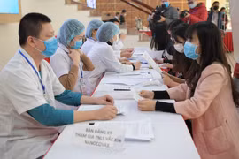 Tình nguyện viên đăng ký thử nghiệm vaccine COVID-10 (Ảnh: Minh Thuý) 