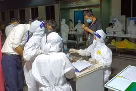 Nhân viên y tế lấy mẫu xét nghiệm COVID-19 cho ngừoi dân (Ảnh - BYT) 