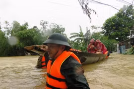 Người dân sơ tán vì mưa lũ (Ảnh: Thảo Vy - nguồn: baothuathienhue.vn)