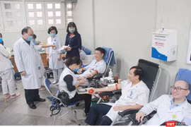 Bác sĩ tham gia hiến máu nhân đạo