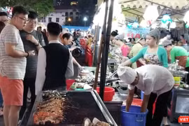 Một khu chợ vào buổi đêm