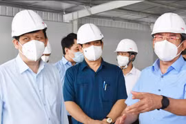 Bộ trưởng Bộ Y tế Nguyễn Thanh Long và Bí thư Thành ủy TP.HCM Nguyễn Văn Nên kiểm tra tiến độ thiết lập các trung tâm hồi sức tích cực COVID-19 (Ảnh - Khôi Nguyễn) 
