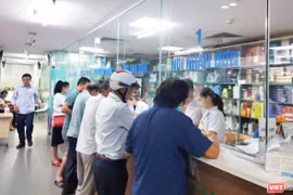 Người dân xếp hàng mua thuốc tại bệnh viện (Ảnh - Minh Thuý) 