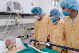 Bố, mẹ và chú ruột của anh T. bên giường bệnh trước khi anh hiến tạng cứu người (Ảnh - BVCC) 