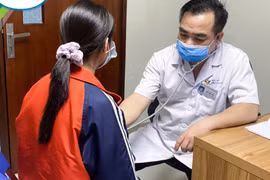 Bác sĩ khám bệnh cho trẻ (Ảnh - BVCC)