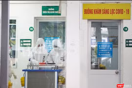Buồng khám sàng lọc COVID-19 tại BV (Ảnh - Minh Thuý) 