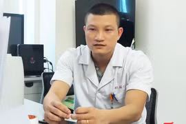 BS. Trần Văn Bắc – Phó trưởng Khoa Cấp cứu, Bệnh viện Bệnh Nhiệt đới Trung ương (Ảnh: Minh Thúy) 