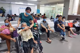Người dân ngồi chờ khám bệnh tại cơ sở y tế