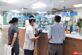 Người dân đi mua thuốc ở bệnh viện (Ảnh: Minh Thuý) 