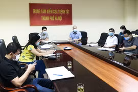 Lãnh đạo Sở Y tế Hà Nội họp trực tuyến cùng CDC Hà Nội và một số đơn vị trọng điểm để triển khai công tác lấy mẫu xét nghiệm COVID-19 cho những đối tượng nguy cơ cao (Ảnh - SYT HN) 