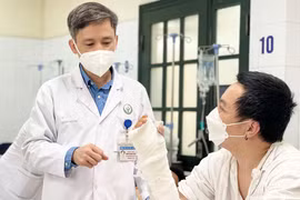 PGS.TS.TTƯT Nguyễn Mạnh Khánh thăm khám cho bệnh nhân sau phẫu thuật (Ảnh - BVCC)