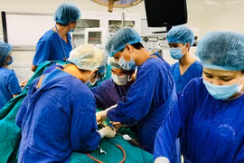 Các bác sĩ phẫu thuật cấp cứu cho bệnh nhân (Ảnh - BVCC) 