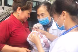 Bé gái chào đời khỏe mạnh trong sự vui mừng của nhân viên y tế tại CDC Hà Nội. Ảnh: Thu Nguyệt 
