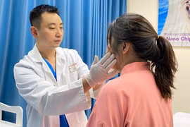 BS. Nguyễn Đình Minh khám cho bệnh nhân (Ảnh - BS. Nguyễn Đình Minh) 