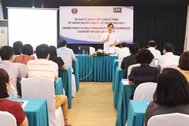 PGS. TS. Lương Ngọc Khuê - Cục trưởng Cục quản lý Khám, chữa bệnh, Bộ Y tế - phát biểu tại lớp tập huấn cập nhật xét nghiệm virus SARS-CoV-2 (Ảnh: Thanh Hằng) 