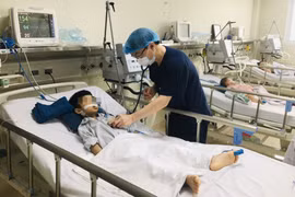 Bệnh nhi viêm não Nhật Bản được chăm sóc tại Khoa Điều trị tích cực, Trung tâm Bệnh Nhiệt đới, Bệnh viện Nhi Trung ương (Ảnh - BVCC) 