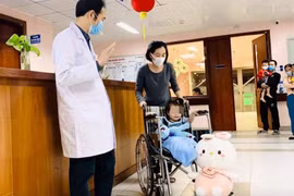 Mẹ bé H. đón bé trong ngày được ra viện (Ảnh - BVCC) 