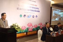 PGS.TS. Lương Ngọc Khuê - Cục trưởng Cục Quản lý Khám, chữa bệnh, Bộ Y tế - phát biểu tại hội thảo (Ảnh - Cục QLKCB) 