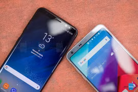 Galaxy Note 8 và LG V30 (ảnh Phone Arena)