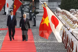 Thủ tướng Nhật Bản Shinzo Abe và Tổng Bí thư Nguyễn Phú Trọng duyệt đội danh dự trong chuyến thăm Nhật Bản của Tổng Bí thư hồi tháng 9/2015. (Ảnh: Trí Dũng/TTXVN)