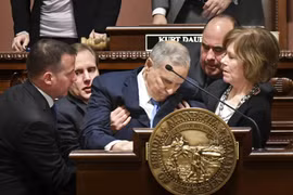 Thống đốc Minnesota - Mark Dayton, người bị ngã gục khi đang phát biểu hôm 23/1.