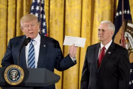 Tổng thống Trump khoe thư bí mật của ông Obama