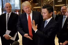 Ông Donald Trump gặp gỡ, bắt tay tỷ phú Trung Quốc.