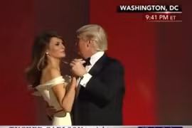 Tổng thống Trump ôm vợ, khiêu vũ trên sân khấu cùng những người thân tín