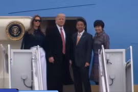 Thủ tướng Nhật Bản Abe đi chuyên cơ của Tổng thống Trump đến Lorida.