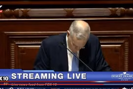 Thống đốc Mỹ Mark Dayton ngã gục khi đang đọc diễn văn
