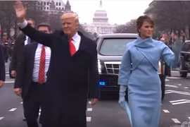  Ông Trump cùng vợ đi bộ chào dân Mỹ trên Đại lộ Pennsylvania