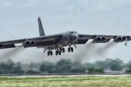 B-52 được trang bị đến 8 động cơ lắp đều 2 bên cánh máy bay.