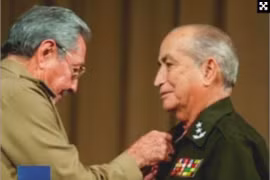 Chủ tịch Cuba Raul Castro (trái) và Bộ trưởng Nội vụ Fernandez Gondin. (Nguồn: Reuters)