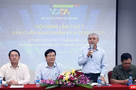 Chủ tịch Nguyễn Minh Hồng (đứng), Phó Chủ tịch kiêm Tổng Thư ký Vũ Kiêm Văn (trái), Phó Chủ tịch Hồ Quang Lợi (thứ hai, trái sang) và Phó Chủ tịch Lê Đức Sảo chủ trì Hội nghị.