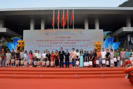 Lãnh đạo tỉnh Lạng Sơn (Việt Nam) và lãnh đạo thị Bằng Tường, Quảng Tây (Trung Quốc) tặng hoa, quà lưu niệm cho đoàn khách Việt Nam và Trung Quốc đầu tiên tham gia chương trình. Ảnh: LMV.