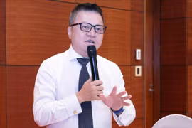 Ông Lê Quốc Minh cảnh báo rằng nếu báo chí suy yếu hoặc biến mất thì chính doanh nghiệp sẽ chịu thiệt hại.