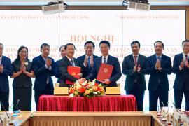 Trưởng Ban Tuyên giáo và Dân vận Trung ương Nguyễn Trọng Nghĩa chứng kiến Phó Trưởng Ban Tuyên giáo và Dân vận Trung ương Huỳnh Thành Đạt và Bộ trưởng Bộ Khoa học và Công nghệ Nguyễn Mạnh Hùng ký kết phối hợp công tác.