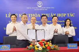 Đại diện Tổng công ty Bưu điện Việt Nam và Trung tâm phục vụ Hành chính công TP. Hà Nội ký kết thỏa thuận hợp tác triển khai cung ứng nhân lực hỗ trợ người dân thực hiện thủ tục hành chính.