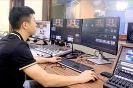 Phóng viên ứng dụng công nghệ trường quay ảo vào sản xuất chương trình truyền hình.