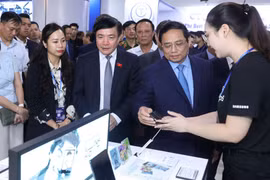 Thủ tướng Phạm Minh Chính cùng các lãnh đạo bộ ngành tham quan gian hàng trưng bày sản phẩm đổi mới sáng tạo của các doanh nghiệp tại Trung tâm Đổi mới sáng tạo Quốc gia.