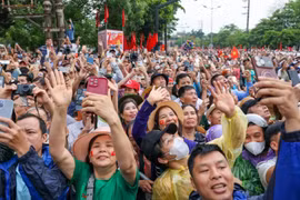 Người dân livestream, chụp hình khoảnh khắc của buổi hợp luyện, sơ duyệt diễu binh, diễu hành.