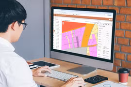 Cán bộ địa chính sử dụng hệ thống quản lý đất đai VNPT iLIS để giải quyết thủ tục cho người dân. Ảnh: T.Quỳnh