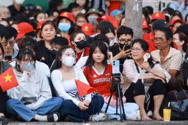 Các bạn trẻ sẵn sàng đi sớm, chọn chỗ đẹp để livestream những hình ảnh ấn tượng về lễ kỷ niệm 50 năm thống nhất đất nước.