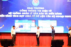 Lãnh đạo Bộ Ngoại giao thực hiện nghi lễ khai trương 3 phần mềm chuyển đổi số trọng yếu.