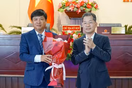 Ông Nguyễn Văn Quảng (bên phải)- Bí thư Thành ủy Đà Nẵng tặng hoa cho ông Lương Nguyễn Minh Triết.