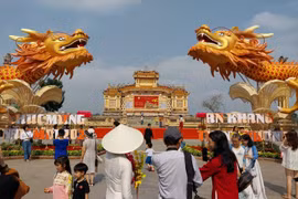 Người dân và du khách đổ về các tuyến đường được trang trí để du xuân trong ngày cuối tuần 4/2