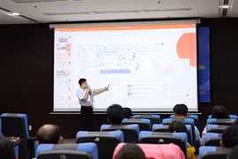 Sáng ngày 10/6, Sở TT&TT Đà Nẵng tổ chức tập huấn kỹ năng chuyển đổi số cho các cơ quan báo chí và Hướng dẫn sử dụng VnEID, các tiện ích số khác cho thanh niên.