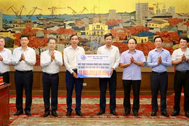 Thành ủy - HĐND - UBND - Ủy ban MTTQ Việt Nam TP Đà Nẵng hỗ trợ TP Hải Phòng 10 tỷ đồng khắc phục hậu quả cơn bão số 3. (Ảnh Thanh Nguyên)