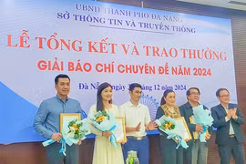 TP Đà Nẵng trao thưởng Giải Báo chí “Tuyên truyền về Chuyển đổi số của thành phố Đà Nẵng” năm 2024. Ảnh: Nguyên Khôi.